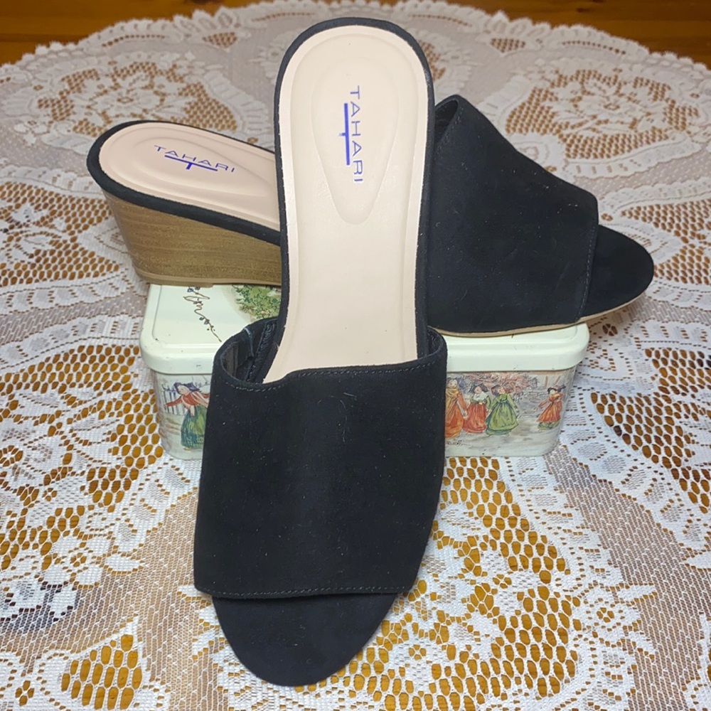 T TAHARI "NEOMEA" WEDGE MULE SANDALS - SIZ…